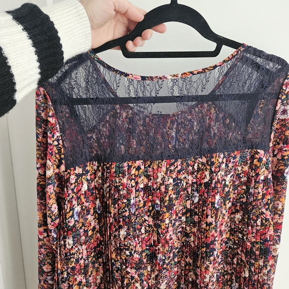 Chic Multicolor Floral Blouse with Lace Accents Pleated Ruffle Hem Size L/XL - Picture 5 of 5